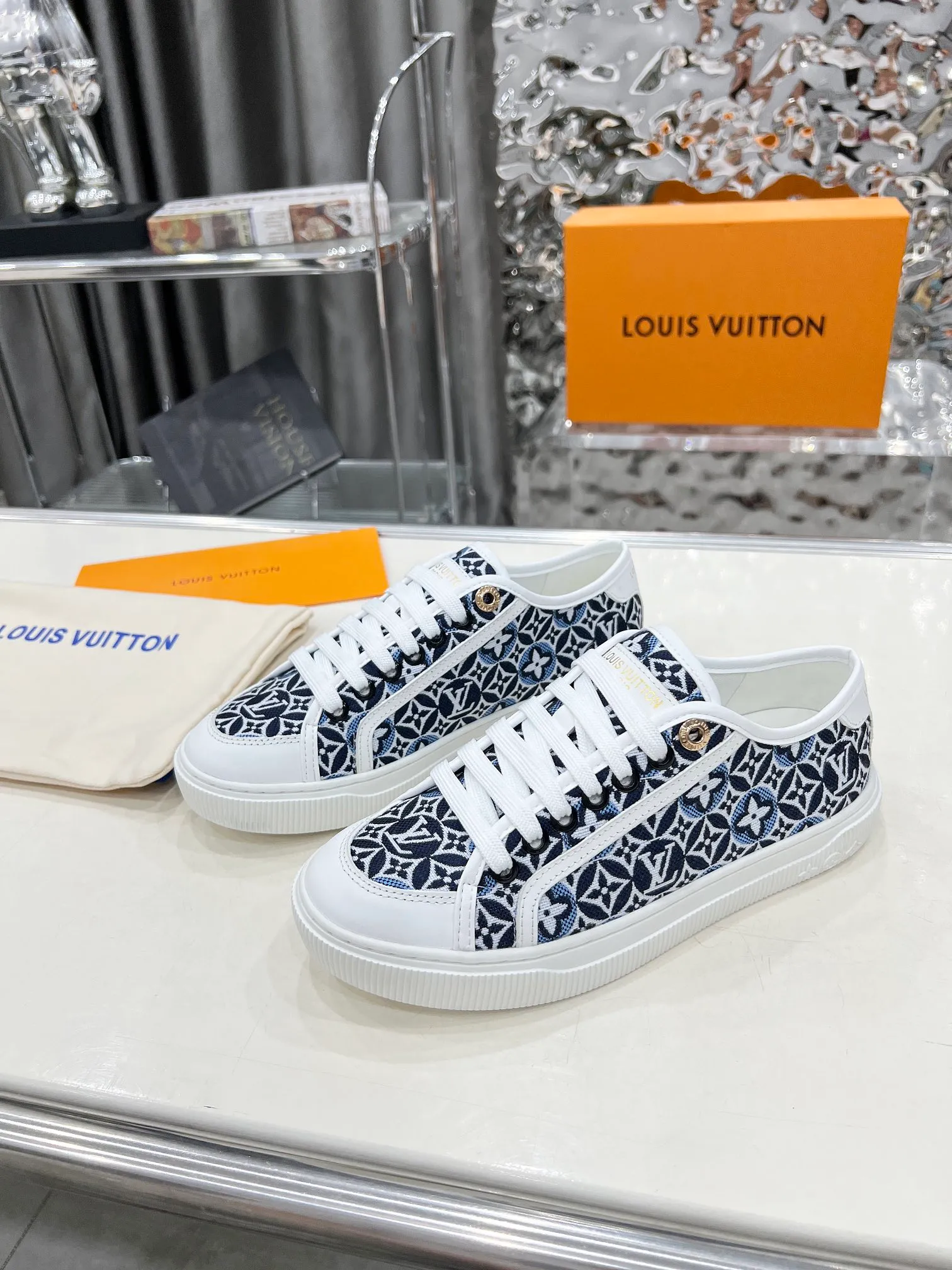 👟👟Ex-factory price 420👟👟 New arrival🆕🆕🆕 This LV Lagoon sneaker is made of lightweight canvas embroidered with the handwritten Louis Vuitton Paris logo. It highlights the casual summer atmosphere with a trendy and simple configuration, and can easily brighten up various looks. Monogram flowers bloom on the soft rubber sole. Code number: 35~41, multiple colors available! Oil edges + TPU outsole + drawer box packaging
